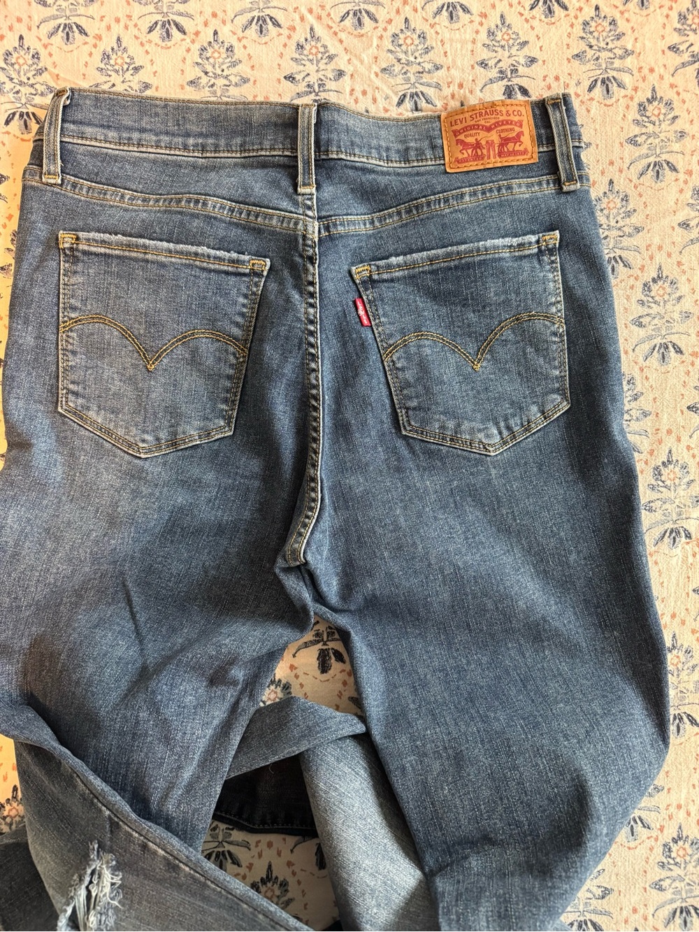 Levi's 720 Woman’s High Rise Super Skinny Size 30 Distressed Blue
